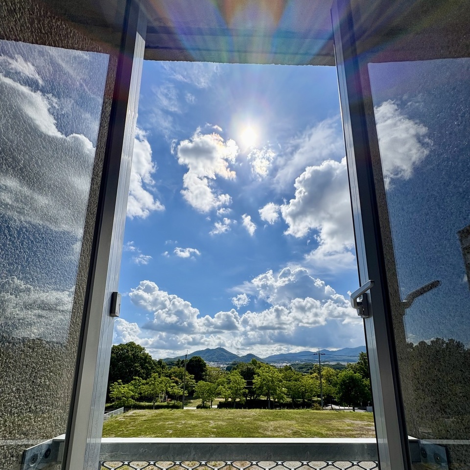 すずかけさんの この一枚「朝の図書館閲覧室」