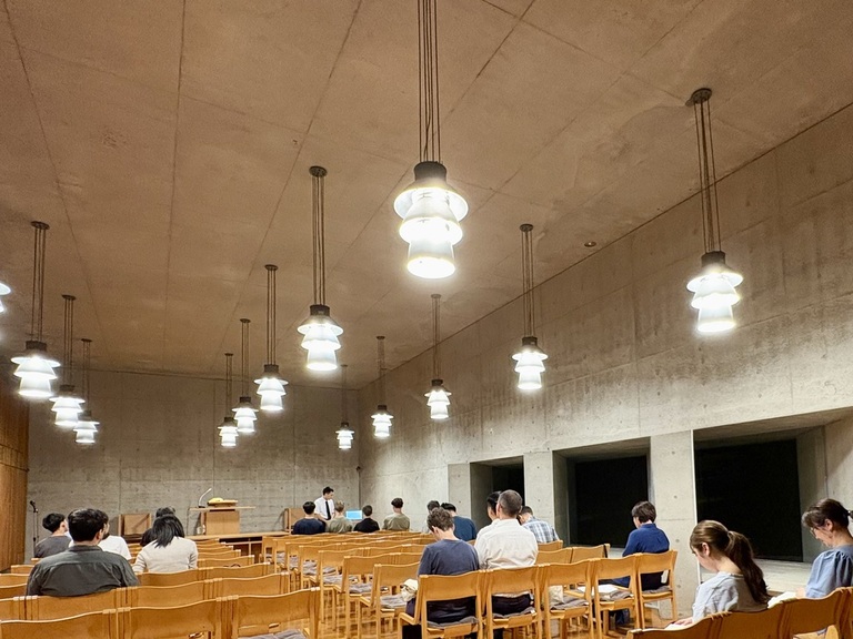 すずかけさんの この一枚「水曜祈祷会(夜)は、神学校内の子どもたちもいっしょです☺︎」