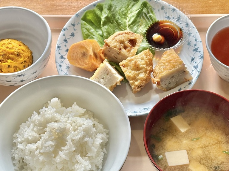すずかけさんの この一枚「神学校食堂メニュー(蓮根のはさみ揚げ☺︎)」