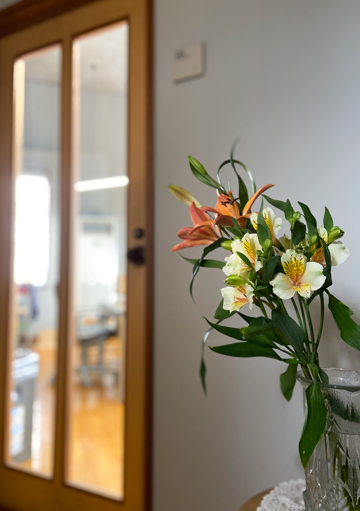 Guchiさんの この一枚「図書館入り口にいつも職員のみなさんが花を活けてくださっています。<br>とても癒されています。感謝。」