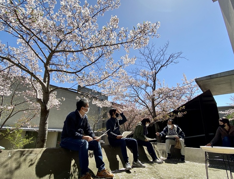 Guchiさんの この一枚「お昼休み、桜の木の下で新入生歓迎会(4/9)の打ち合わせしました。<br>楽しい歓迎会となりますように・・・<br>」