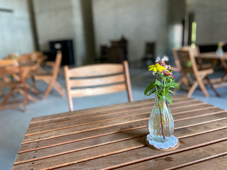 Guchiさんの この一枚「宿舎のラウンジも、夏の祈祷会レイアウトから、2学期が始まり、通常モードにもどりました。<br>さりげないお花の癒されます。感謝！！」