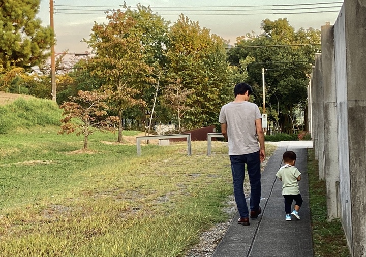 Guchiさんの この一枚「秋が少しずつ深まる神学校を、神学生親子が散歩です。<br>この間まであんなに小さかったのに、一人で歩くようになったんだ！！<br>すごい！」