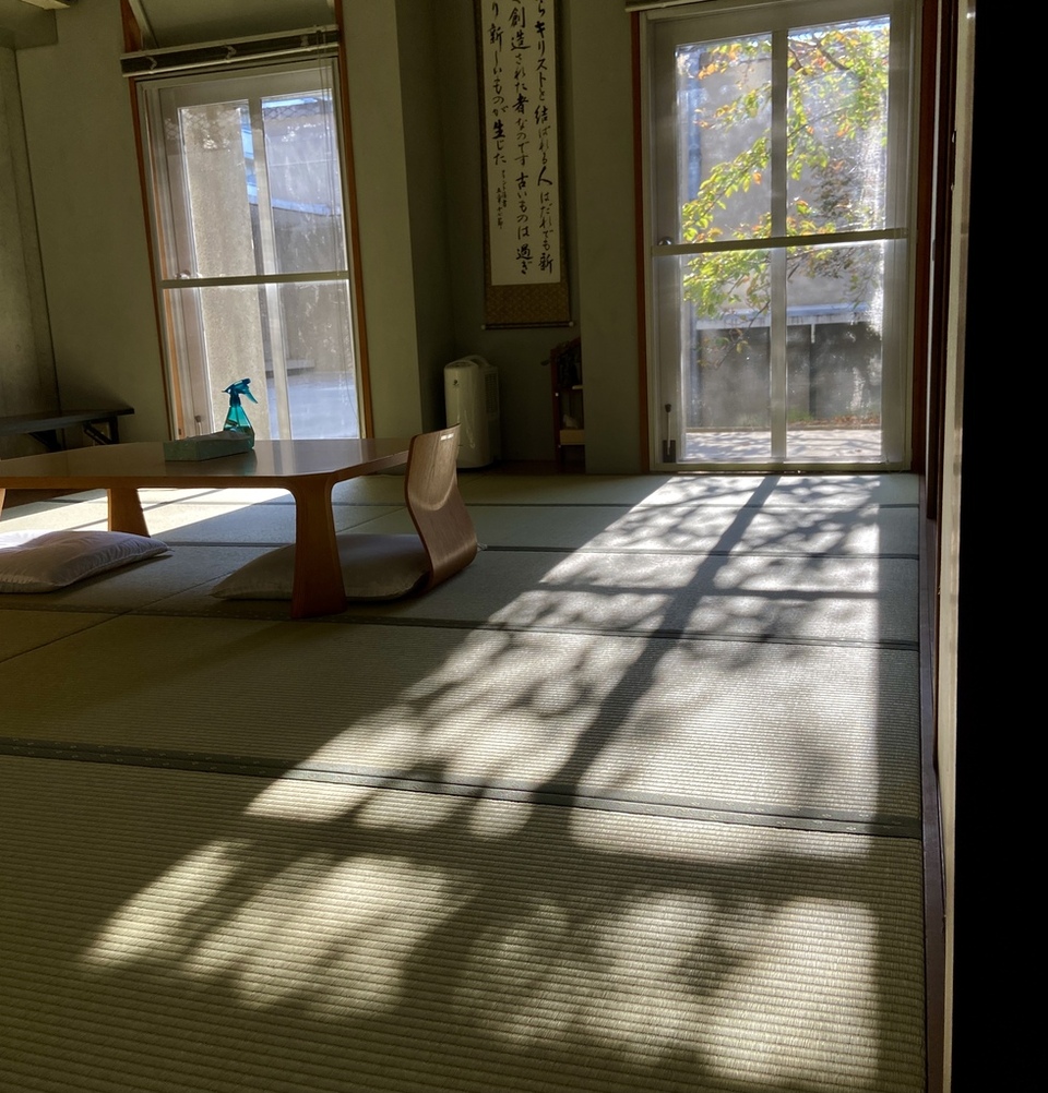 Guchiさんの この一枚「神学校には和室もあるんです。<br>秋のやさしい光が、畳に少し紅葉の始まった庭の木の影をうつしていました。」